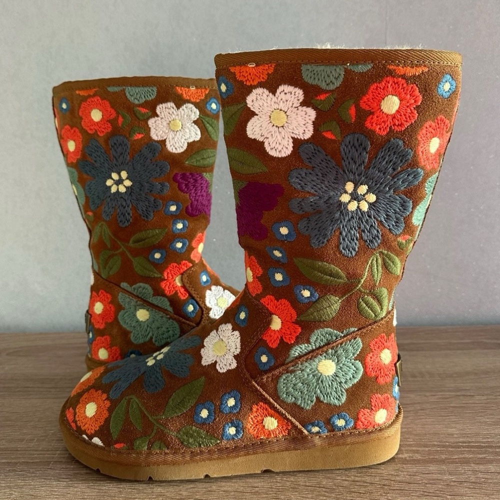 UGG Limited Edition Wahine Embroidered Floral Boots , US 7 VERY RARE